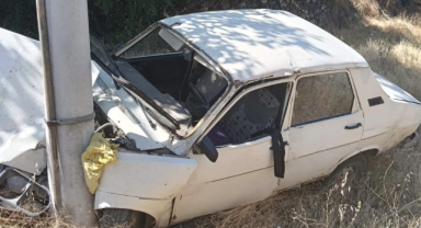 Uşak’ta yoldan çıkan otomobil elektrik direğine çarptı: 4 yaralı