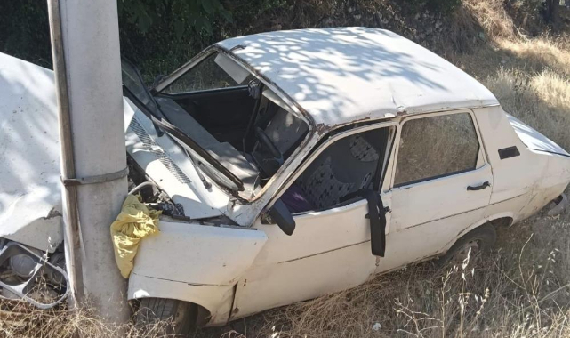 Uşak’ta yoldan çıkan otomobil elektrik direğine çarptı: 4 yaralı