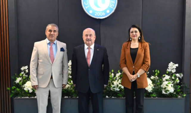 EGEM TV YÖNETİM KURULU BAŞKANI SONER DEMİRÖZ VE GENEL MÜDÜRÜ UTKU DEMİRÖZ'DEN , UŞAK ÜNİVERSİTESİ REKTÖRÜ PROF.DR AHMET DEMİR'E ZİYARET.