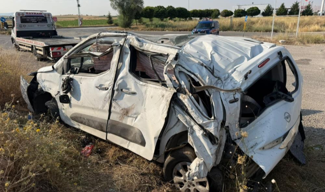 Hafif ticari araç takla attı: 1 ölü, 2 yaralı