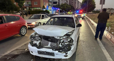 Kırmızı ışıkta bekleyen otomobile çarptı: 3 yaralı