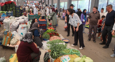 Uşak Belediye Başkan Vekili Terekeci Özkan, Şekerevleri Pazarı'nda esnaf ve vatandaşlarla buluştu