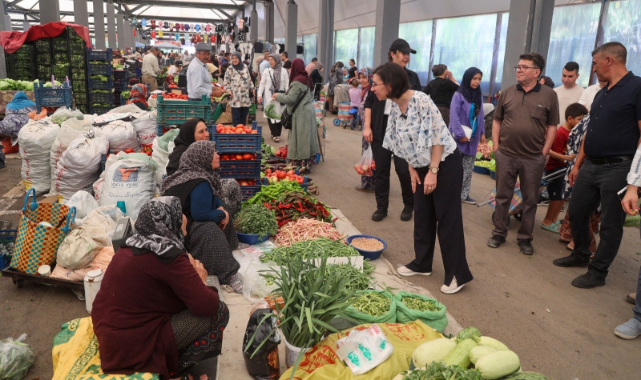 Uşak Belediye Başkan Vekili Terekeci Özkan, Şekerevleri Pazarı'nda esnaf ve vatandaşlarla buluştu