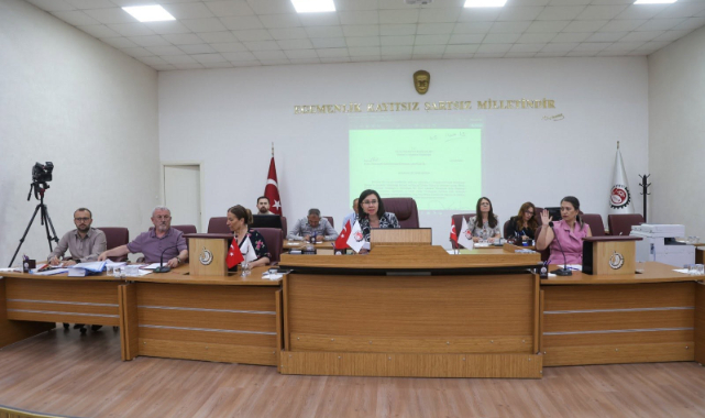 UŞAK BELEDİYE MECLİSİ'NDE CHP'DEKİ İSTİFA GÜNDEME DAMGA VURDU