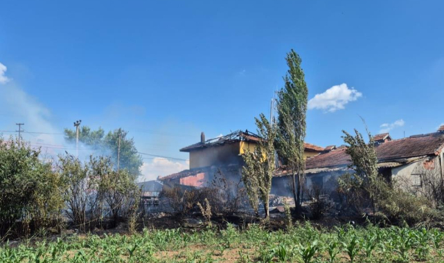 Uşak’ta çıkan ev yangında ev kullanılmaz hale geldi