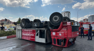 Uşak’ta itfaiye aracı ile kamyon çarpıştı: 2 itfaiye personeli yaralandı