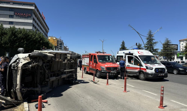 Uşak’ta kamyonet ile otomobil çarpıştı: 4 yaralı