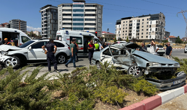 Uşak’ta otomobil ile cip çarpıştı: 3 yaralı