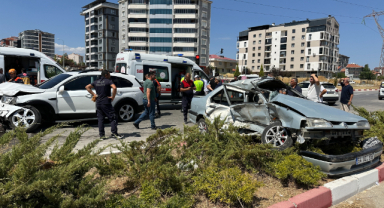 Uşak’ta otomobil ile cip çarpıştı: 3 yaralı