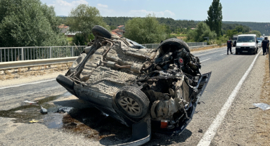Uşak'ta takla atarak karşı şeride geçen otomobilde aynı aileden 4 kişi yaralandı