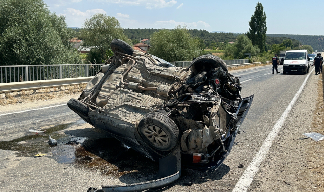 Uşak'ta takla atarak karşı şeride geçen otomobilde aynı aileden 4 kişi yaralandı