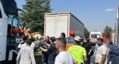 Uşak'ta yolcu otobüsünün kamyona arkadan çarptığı kazada ağır yaralanan muavin hayatını kaybetti