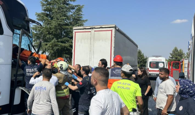 Uşak'ta yolcu otobüsünün kamyona arkadan çarptığı kazada ağır yaralanan muavin hayatını kaybetti