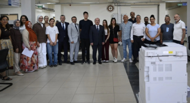 Uşak Üniversitesi Rektörü, yeni kayıt yaptıran öğrencilerle görüştü