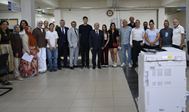 Uşak Üniversitesi Rektörü, yeni kayıt yaptıran öğrencilerle görüştü