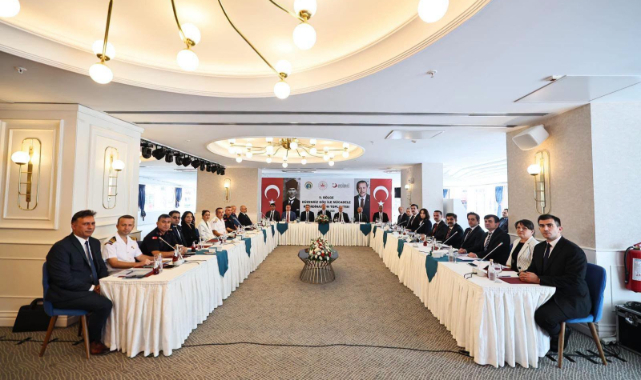 UŞAK VALİSİ SERDAR KARTAL, İZMİR’DE DÜZENSİZ GÖÇLE MÜCADELE TOPLANTISINA KATILDI