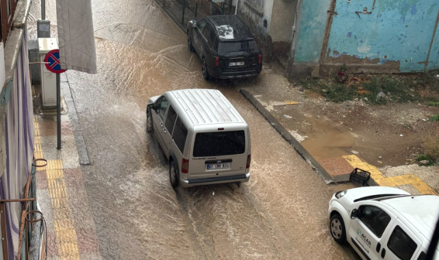 UŞAK ANLIK YAĞAN YAĞMURA TESLİM OLDU.. CADDE VE SOKAKLAR SELE DÖNDÜ..