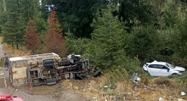 Uşak’ta kamyonet yol kenarından duran otomobile ve dışındaki abi kardeşe çarptı: 3 ağır yaralı
