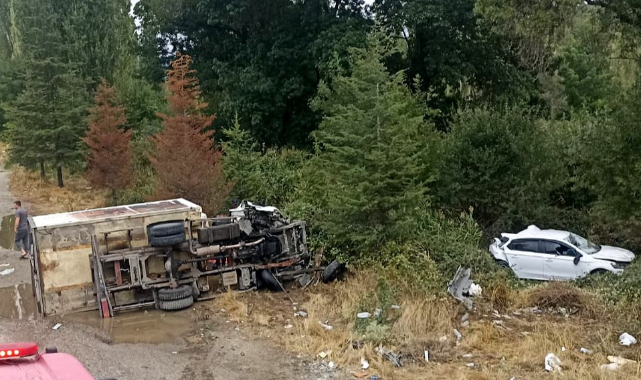 Uşak’ta kamyonet yol kenarından duran otomobile ve dışındaki abi kardeşe çarptı: 3 ağır yaralı