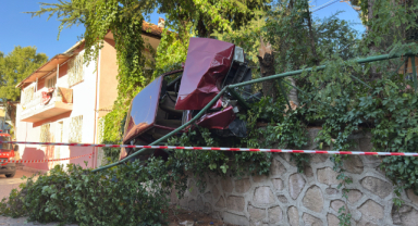 Uşak'ta kontrolden çıkan otomobil korkuluklarda asılı kaldı: 1 yaralı