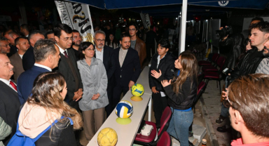 UŞAK VALİSİ DR. SERDAR KARTAL, GENÇLERLE MİLLET BAHÇESİ’NDE BULUŞTU