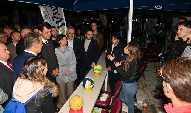 UŞAK VALİSİ DR. SERDAR KARTAL, GENÇLERLE MİLLET BAHÇESİ’NDE BULUŞTU