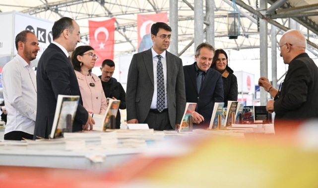 Uşak Valisi Serdar Kartal, Uşak Kitap Fuarı'nı ziyaret etti