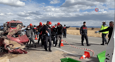 UŞAK'TA FECİ KAZA: AYNI AİLEDEN 3 KİŞİ HAYATINI KAYBETTİ