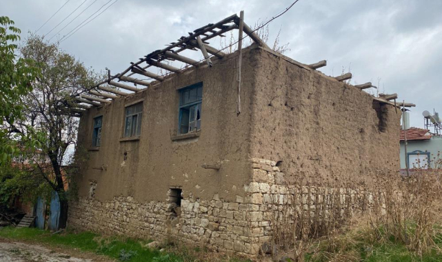 Uşak’ta metruk yapılar yıkılıyor