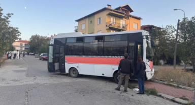 Uşak’ta midibüs ile otomobil çarpıştı: 4’ü çocuk 7 yaralı