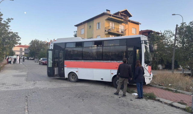 Uşak’ta midibüs ile otomobil çarpıştı: 4’ü çocuk 7 yaralı