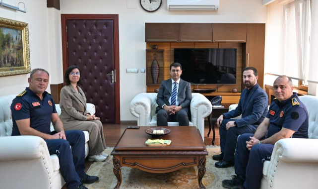Uşak Valisi Serdar Kartal, İtfaiyecilik Haftasında itfaiyecilerle buluştu