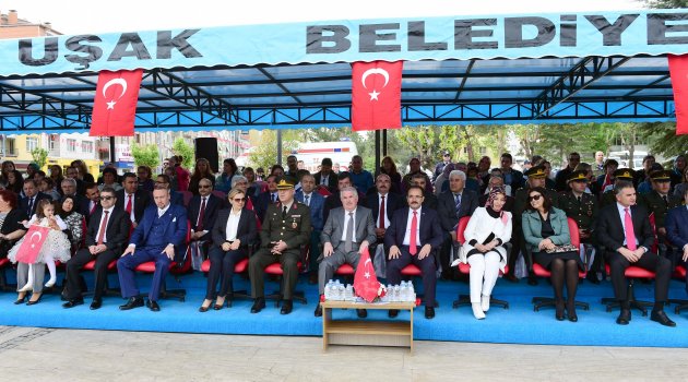 23 Nisan Ulusal Egemenlik ve Çocuk Bayramı dolayısıyla Uşak'ta çeşitli etkinlikler düzenlendi.