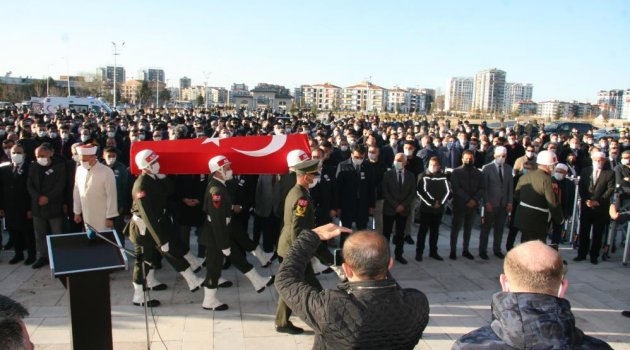 3 aylık bebek, şehit babasına dayısının kucağında son defa baktı