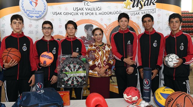 45 Okul, 35 Amatör Spor Kulübüne Spor Malzemesi Verildi