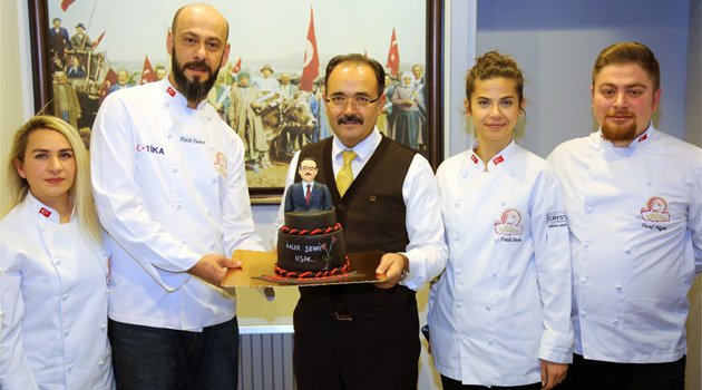 BAŞKAN CAHAN’A UŞAK AŞÇILAR VE PASTACILAR DERNEĞİNDEN ‘TATLI’ SÜRPRİZ