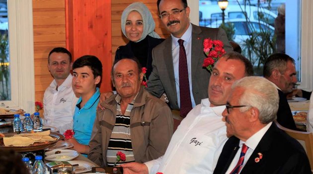 BAŞKAN CAHAN ŞEHİT AİLELERİYLE VE GAZİLERLE İFTARDA BULUŞTU