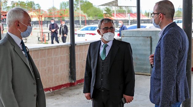 Kütahya Belediye Başkanı Prof. Dr. Alim IŞIK, Canlı Hayvan Pazarında İncelemelerde Bulundu