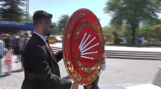 CHP Uşak, 23 Nisan Ulusal Egemenlik ve Çocuk Bayramı nedeni ile Atatürk Anıtına çelenk bıraktı