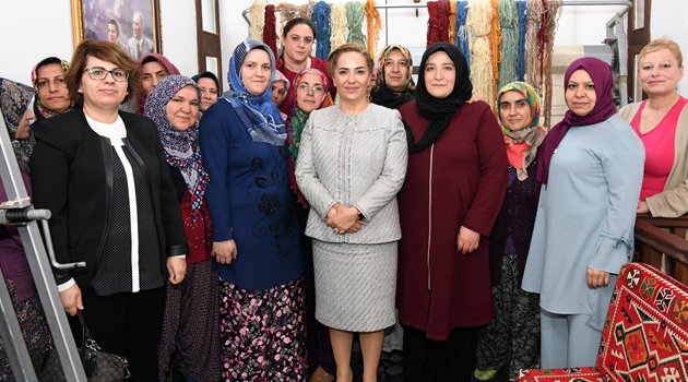İlk halıyı Vali Funda Kocabıyık, tezgahtan ayırdı