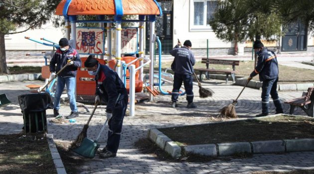 Kütahya'da park ve bahçelerde temizlik.