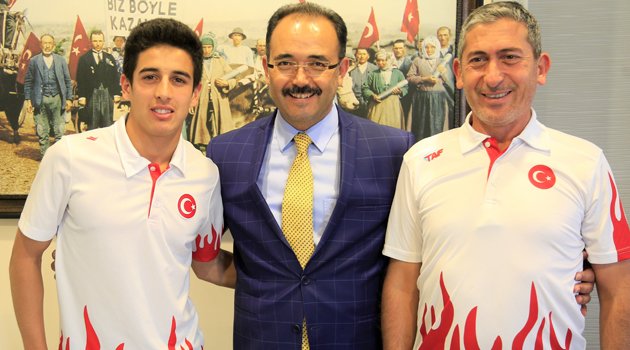 ŞAMPİYONDAN BELEDİYE ZİYARETİ