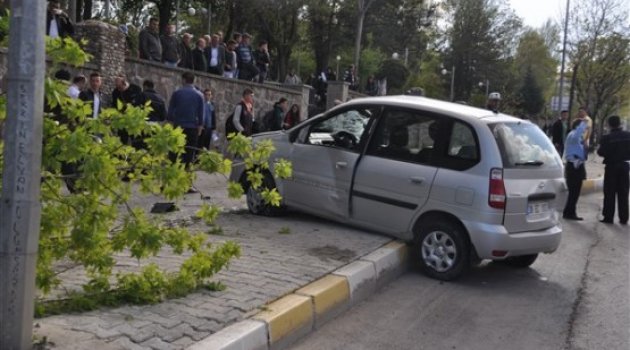 Şehit Mehmet Bozkuş köprüsü yanında trafik kazası meydana geldi.