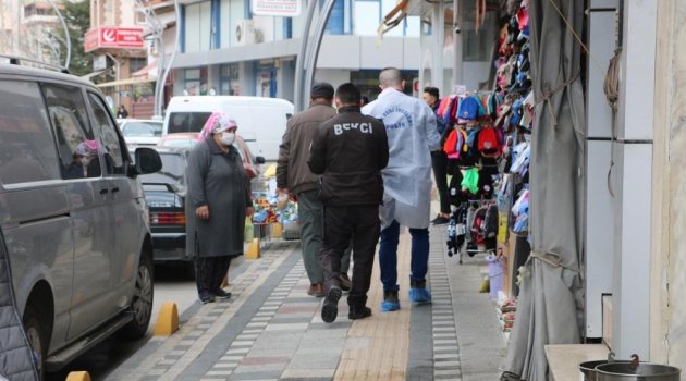 Sokak ortasında babasının bıçakladığı kızı jandarma kurtardı