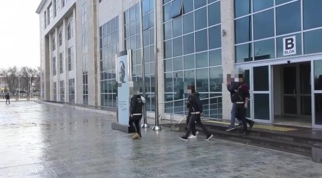 Son dakika haberine göre Uşak'ta otomobilde yapılan aramada 252 gram sentetik uyuşturucu ele geçirildi, gözaltına alınan 3 şüpheli tutuklandı.