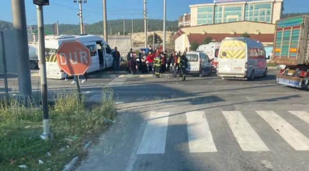 Tır ile Öğrenci Servisi Çarpıştı: 4 Yaralı.