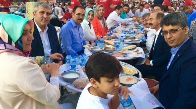 UŞAK AK PARTİLİ 3 BİN KİŞİ İFTAR YEMEĞİNDE BULUŞTU