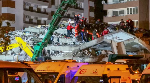 Uşak Belediyesi Ekipleri yaşanan İzmir depreminde yıkıma uğrayan binalarda arama kurtarma çalışmalarına katılan ekiplere ve vatandaşlarımıza tarhana çorbası ikramında bulundu.