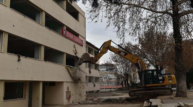 Uşak Belediyesi Kent Park Projesi Kapsamında 3 Okulun, 1 Pansiyonun Ve Bir Ek Binanın Daha Yıkım İşlemine Başladı.