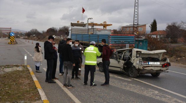 Uşak’ın Banaz ilçesinde yolcu otobüsünün otomobile arkadan çarpması sonucu 1 kişi yaralandı.
